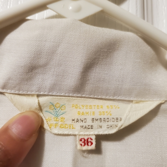 🔴 Hand embroidered white blouse - Picture 2 of 4